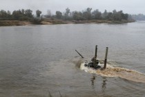 Танк Т-80 форсирует водную преграду ( р.Клязьма)