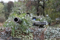 Танк Т-80 замаскированный на береговой линии обороны