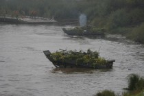 БМП форсируют водную преграду