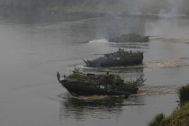 БМП форсируют водную преграду