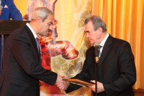 Руководитель ГУ ЦБ РФ по Нижегородской области Станислав Спицын вручает награду Марку Фельдману, управляющему Нижегородским филиалом банка «Уралсиб» (победитель в номинациях Ипотечное кредитование и Профессионал банковского дела )