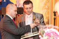 Заместитель министра промышленности Нижегородской области Игорь Сазонов вручает награду  Алексею Ливену, вице-президенту Саровбизнесбанка (победитель в номинациях Вклады физических лиц и Расчетно-кассовое обслуживание)