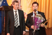 Директор департамента культуры г. Нижний Новгород Сергей Горин награждает Андрея Шагалова, управляющего Нижегородским филиалом Абсолют Банка (победитель в номинации  Клиентоориентированность)