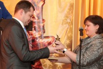 Заместитель директора департамента предпринимательства и инвестиций г. Нижний Новгород Анна Акимова вручает награду Михаилу Тимофееву председателю правления Банк Богородский (номинация Развитие филиальной сети)