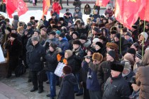 Участие в митинге по различным оценкам приняло от 200 до 400 человек