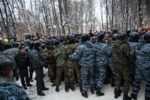 Бойцы ОМОН силой оттесняют граждан, которые преградили дорогу автобусу с задержанными