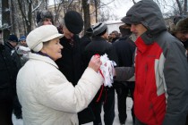 Белые ленточки символизировали, что митинг носит мирный характер