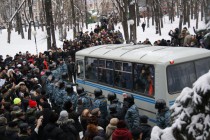 Демонстранты препятствуют отъезду автобуса с задержанными