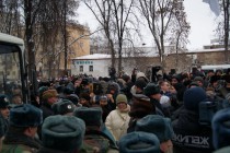 БСН оттесняет митингующих от автобуса с задержанными