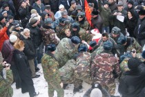 Полиция задерживает участников митинга