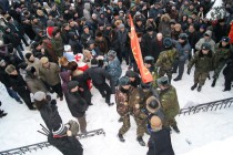 Полиция задерживает участников митинга