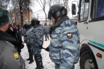 ОМОН выставил оцепление для проезда автобусов с задержанными