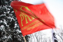 После того, как один из организаторов митинга начал размахивать флагом была дана команда на его задержание