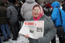 Женщина, продающая газеты