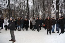 Участники митинга собираются в сквере