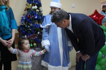 Девочка рассказывает стихи Борису Немцову