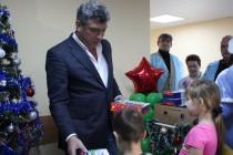 Борис Немцов вручает подарки