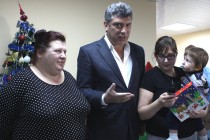 Многие решили сфотографироваться с Борисом Немцовым на память