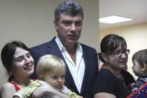 Многие решили сфотографироваться с Борисом Немцовым на память
