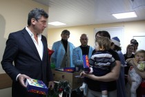 Борис Немцов вручает подарки