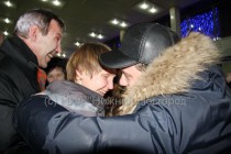 Прибывшие пассажиры лайнера Costa Concordia в аэропорту встретились со своими родственниками