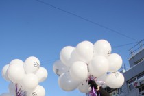 Участникам шествия раздавали белые шары