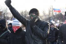 Некоторые участники митинга одели маски