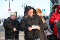 Депутат Государственной Думы России Вадим Булавинов с листовкой