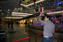 Техники готовят аппаратуры для съемки в одном из торговых центров