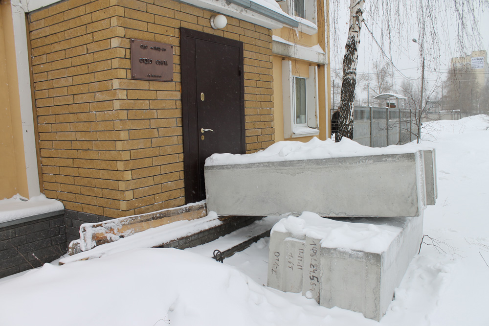 Сотрудники завода ЗКПД-4 в Нижнем Новгороде 15 февраля не смогли попасть на работу из-за того, что новые собственники здания перекрыли доступ на предприятие (видео)