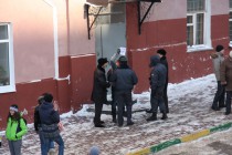 Молодого человека на митинг не допустили