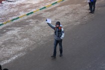 Несмотря на заградительные кордоны некоторые смогли пронести плакаты против действующей власти