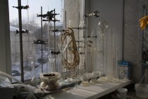 Мензурки в лаборатории