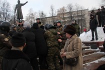 Полиция задерживает сторонников оппозиции на площади Минина и Пожарского