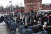 ОМОН берет в кольцо территорию возле памятника Минину