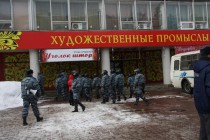 Бойцы ОМОН пресекли попытку проведения несанкционированного шествия по главной улице города