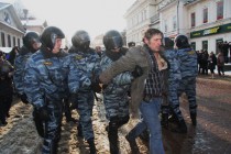 Полиция задерживает участников шествия