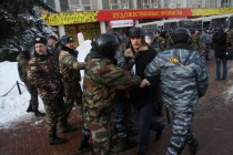 Полиция задерживает участников шествия