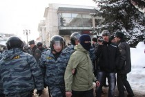 Полиция задерживает участников шествия