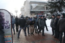 Полиция задерживает участников шествия