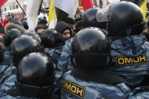 Полиция задерживает члена НГС Илью Шамазова