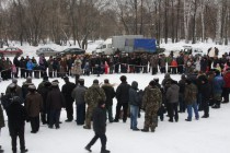 Бойцовский ринг окружен плотным кольцом зрителей