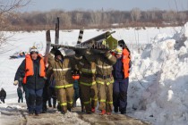 Спасатели несут хвост упавшего вертолета