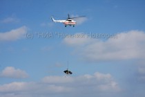 Вертолет Ми-8 МЧС России транспортирует к берегу упавший вертолет