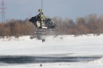 При помощи троса вертолет Ми-8 смог вытащить упавший вертолет из полыньи
