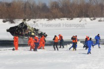 Спасатели отходят на безопасное расстояние