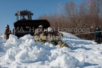 Спасатели МЧС пытаются выдернуть вертолет при помощи колесного трактора