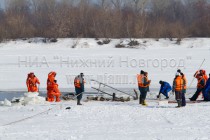 Спасатели МЧС пытаются выдернуть вертолет при помощи колесного трактора