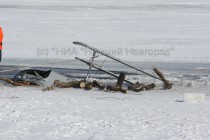 Спасатели зафиксировали упавший вертолет у ледяной кромки