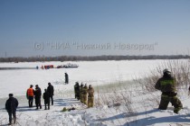Спасатели готовятся к процедуре поднятия вертолета из-под воды